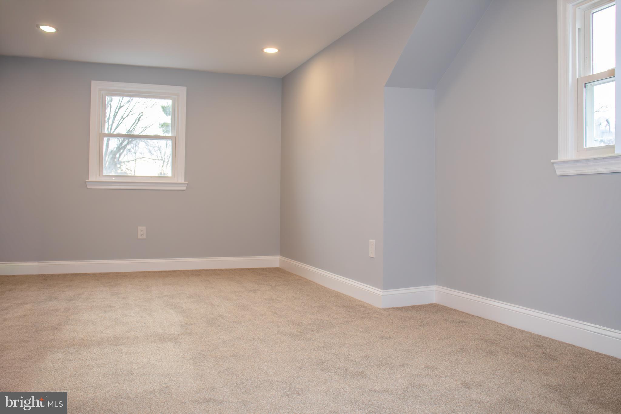 952 Columbus Road Burlington, NJ 08016 - Photo 32 of 36 an empty room with windows