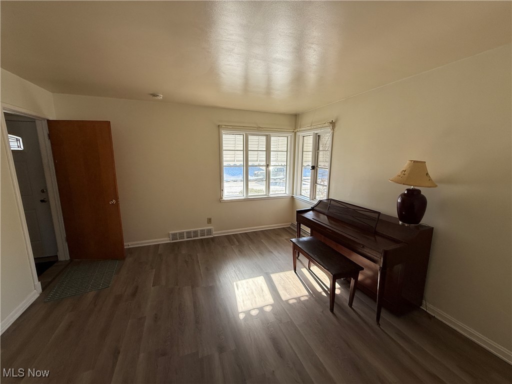 1209 Reed Avenue Akron, OH 44306 - Photo 4 of 20 Living room w/ vinyl plank flooring