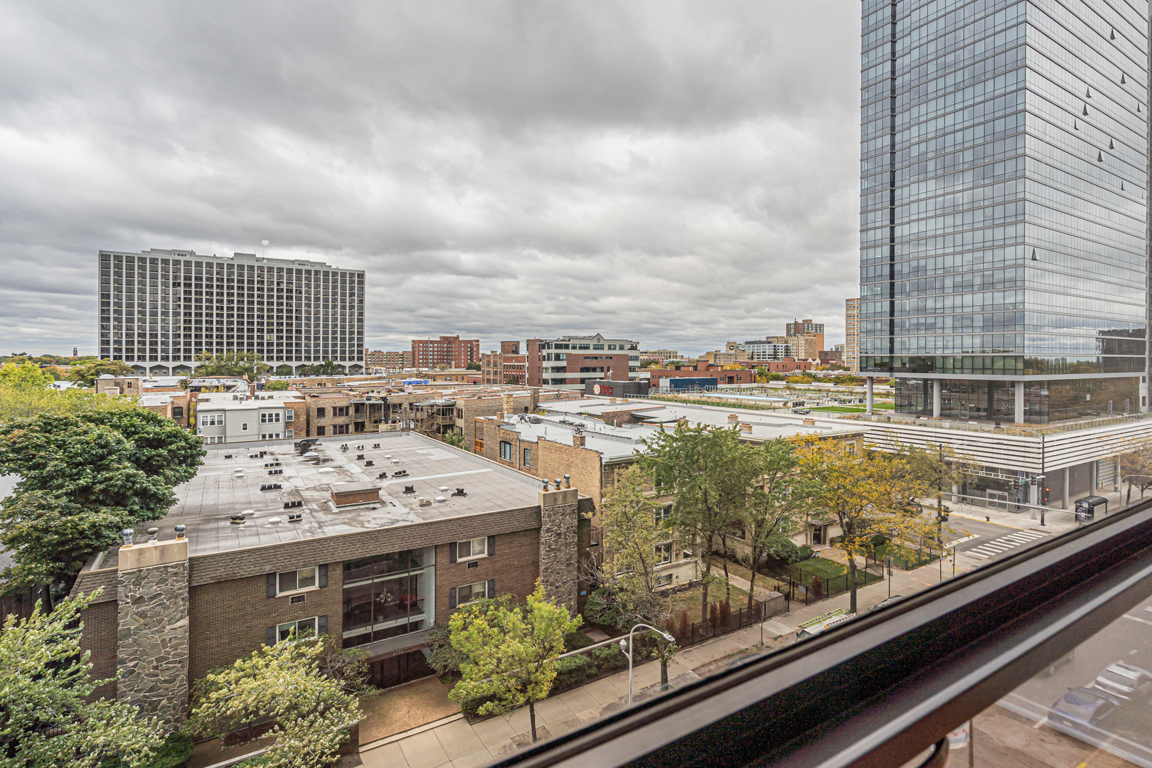 4343 North Clarendon Avenue, Unit 707 Chicago, IL 60613 - Photo 14 of 24 a view of a city from a balcony