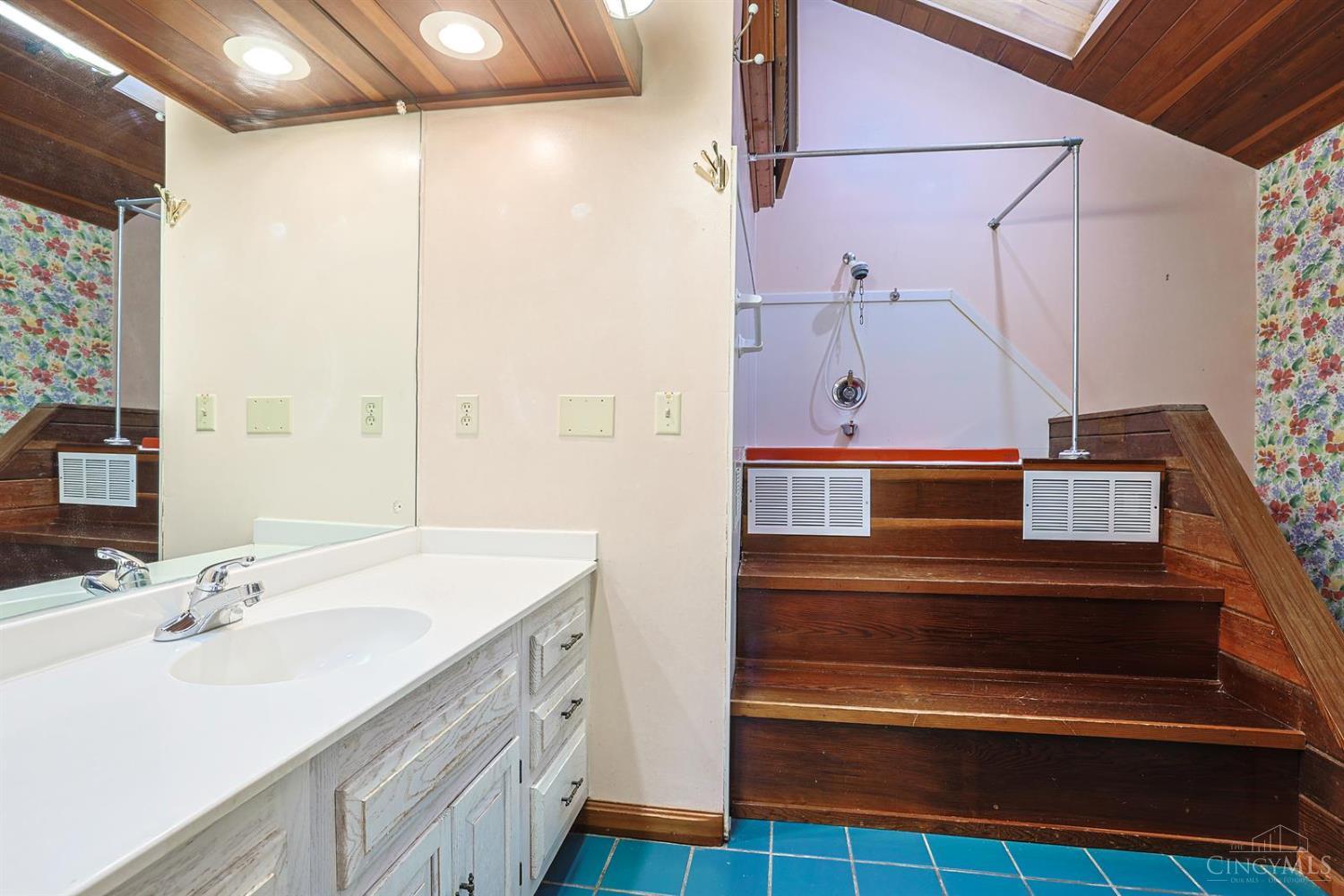 8877 Wuest Road Cincinnati, OH 45251 - Photo 21 of 64