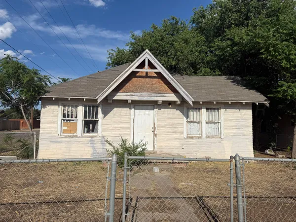 a view of front of house with a yard