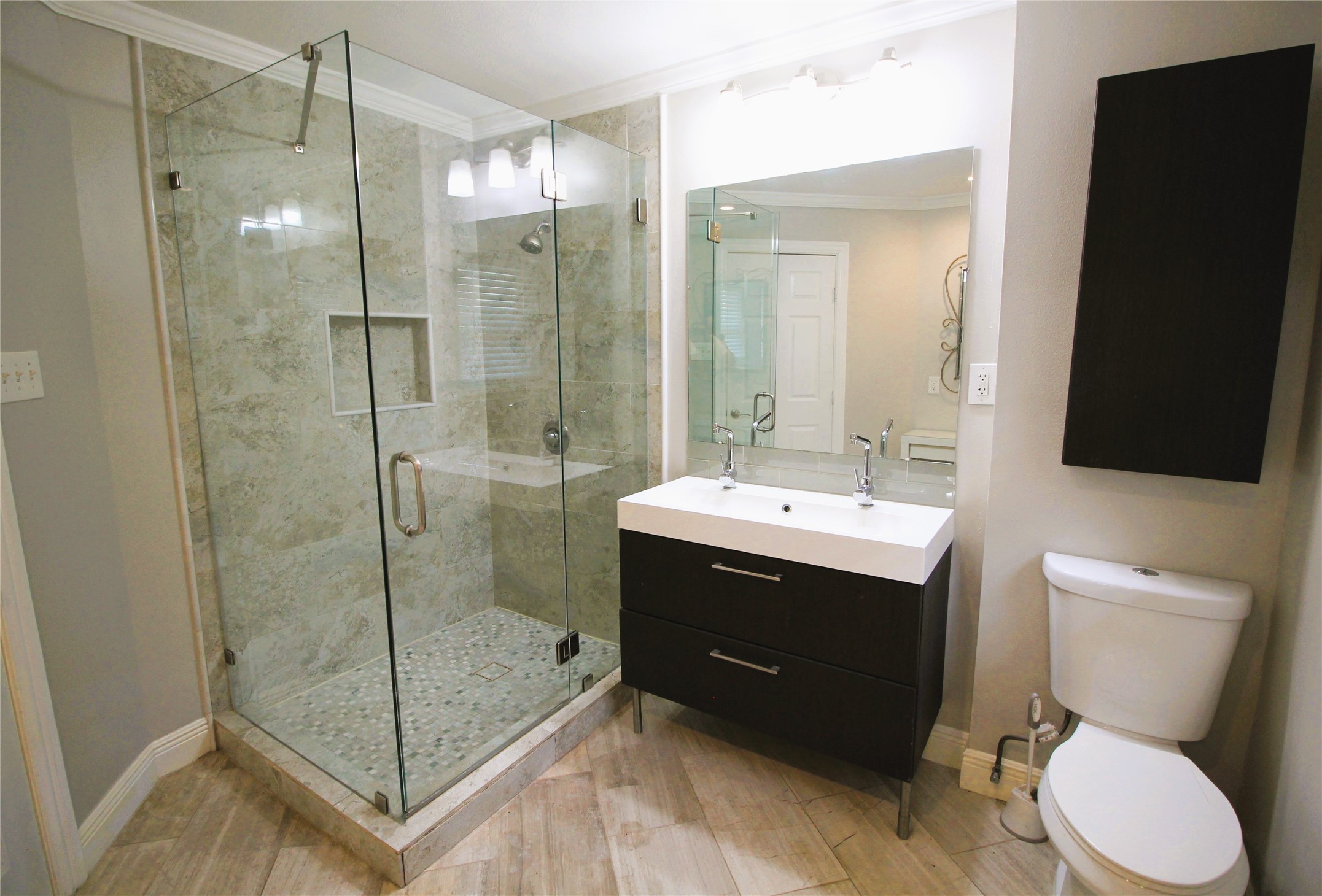 6729 Sylvan Road Houston, TX 77023 - Photo 15 of 27 Another Primary Bath View