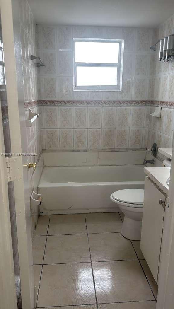 1655 West 44th Place, Unit 451 Hialeah, FL 33012 - Photo 8 of 12 a bathroom with a toilet and a bathtub