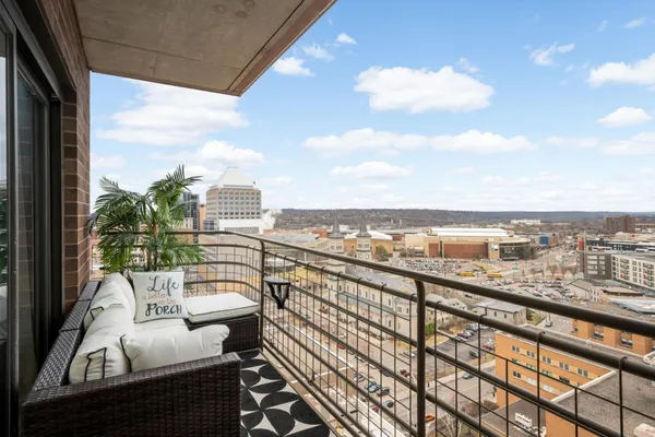 $179,900 | 26 West 10th Street, Unit 2009, St. Paul, MN 55102