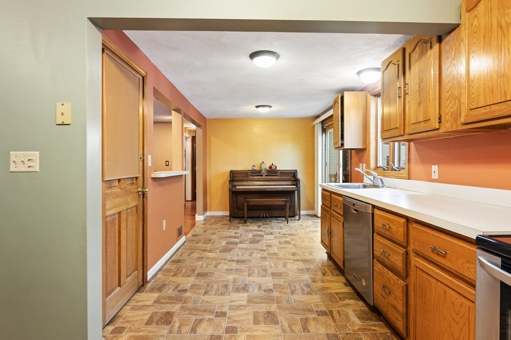 1 Sylvia Road Peabody, MA 01960 - Photo 8 of 33 Gallery Image 8