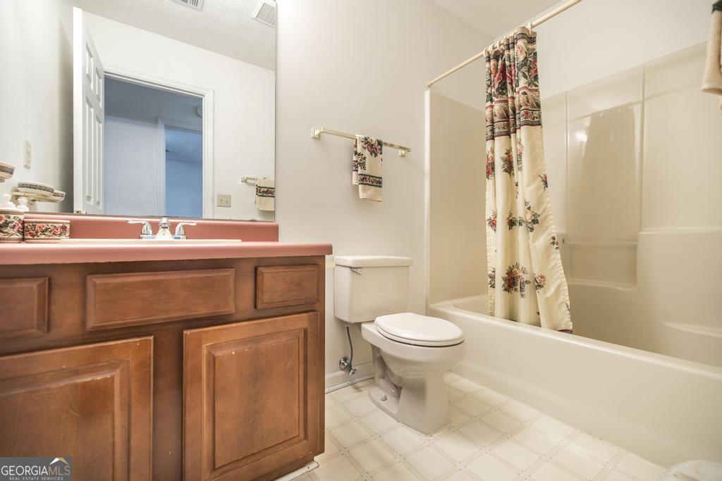 904 Robinhood Road Dublin, GA 31021 - Photo 20 of 29 a bathroom with a sink toilet and shower