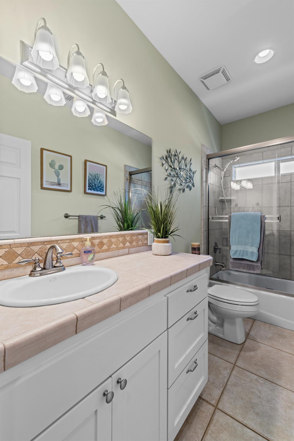 18594 Norlene Way Grass Valley, CA 95949 - Photo 25 of 46 Hall bathroom.