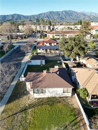a view of a backyard with a fountain