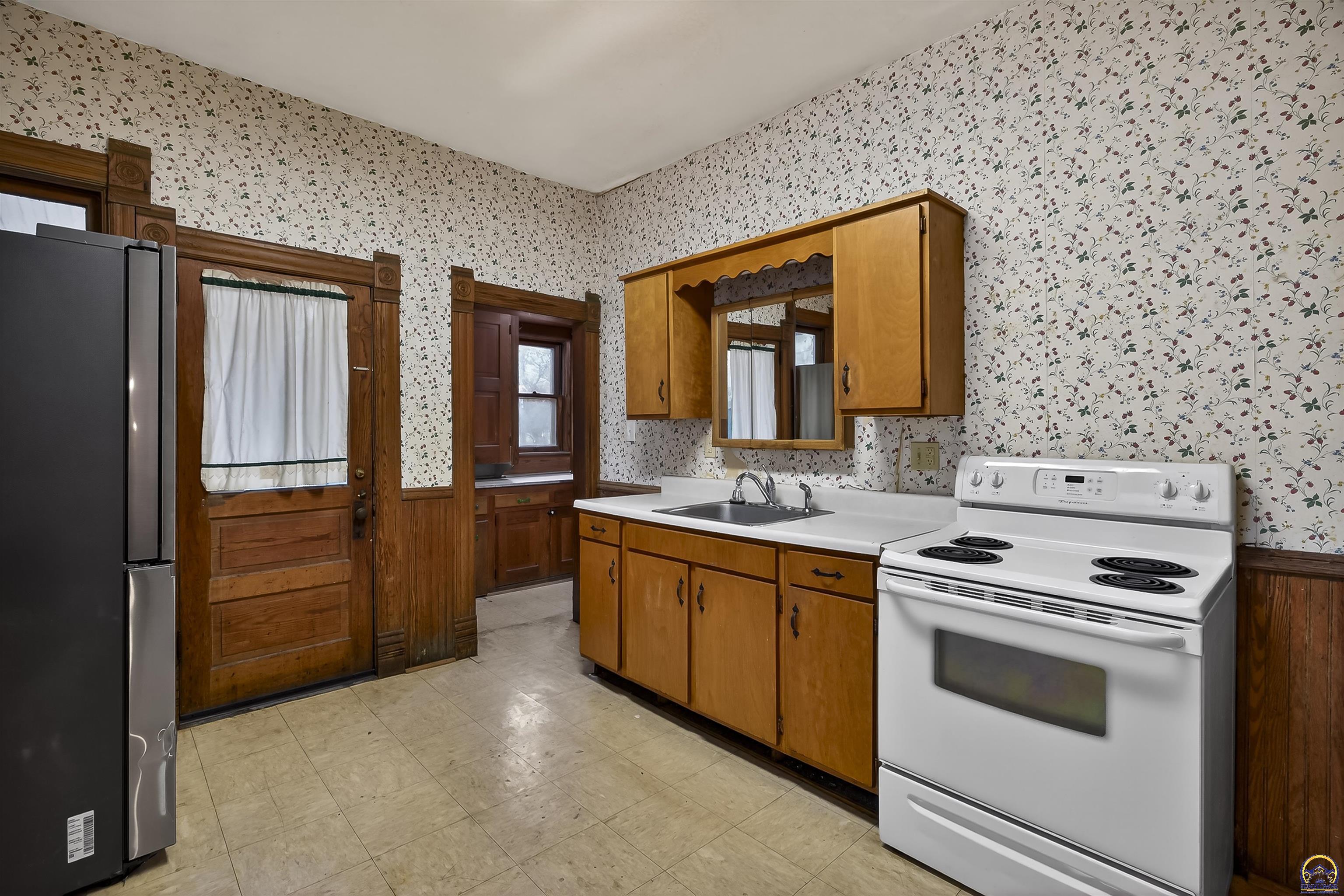 1272 Southwest Buchanan Street Topeka, KS 66604 - Photo 3 of 29