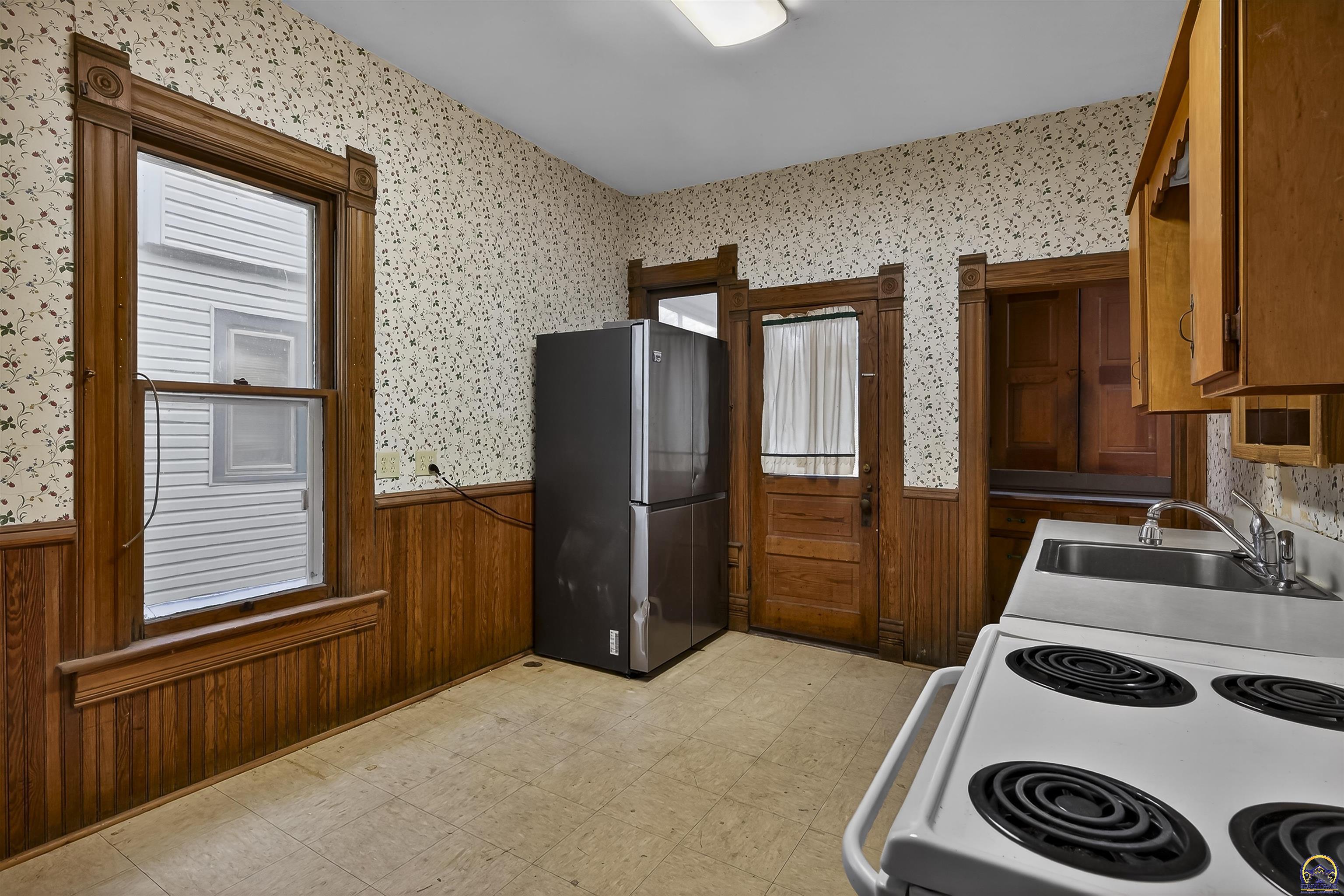 1272 Southwest Buchanan Street Topeka, KS 66604 - Photo 4 of 29