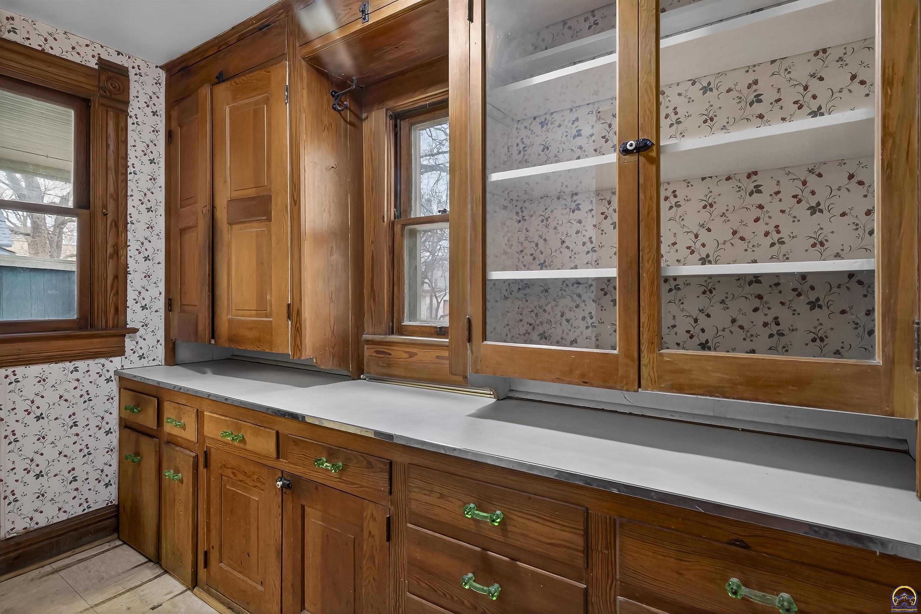 1272 Southwest Buchanan Street Topeka, KS 66604 - Photo 6 of 29