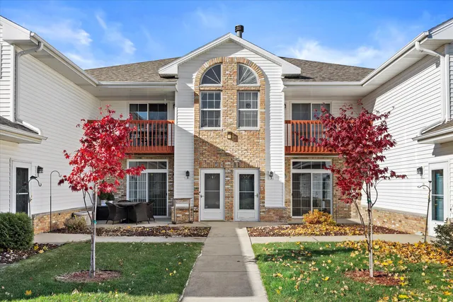 $229,900 | 6190 South Creekside Drive, Unit 3, Cudahy, WI 53110