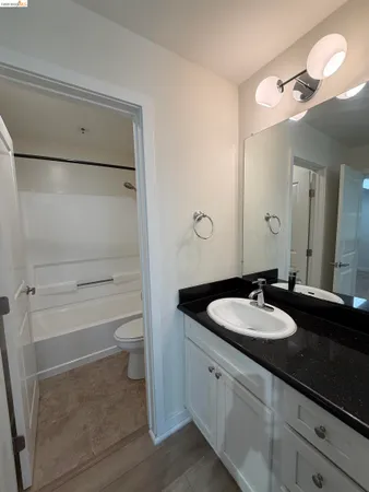 $2,395 | 6400 Christie Avenue, Unit 4124, Emeryville, CA 94608