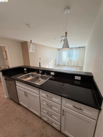 $2,395 | 6400 Christie Avenue, Unit 4124, Emeryville, CA 94608