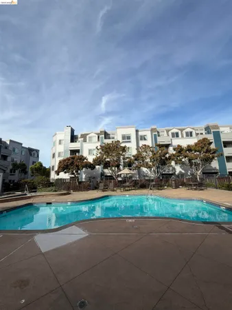 $2,395 | 6400 Christie Avenue, Unit 4124, Emeryville, CA 94608