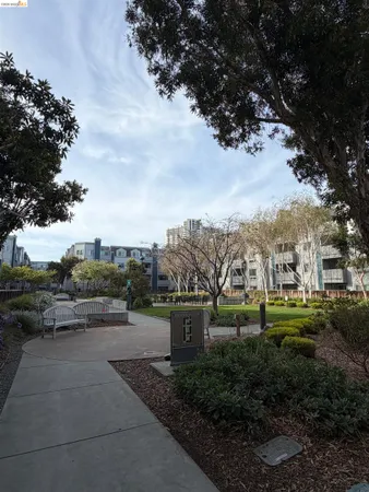 $2,395 | 6400 Christie Avenue, Unit 4124, Emeryville, CA 94608