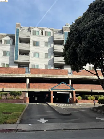 $2,395 | 6400 Christie Avenue, Unit 4124, Emeryville, CA 94608
