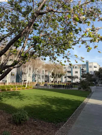 $2,395 | 6400 Christie Avenue, Unit 4124, Emeryville, CA 94608