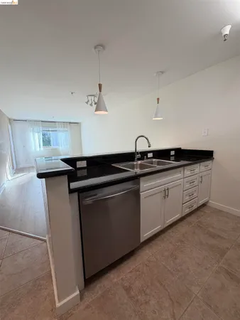 $2,395 | 6400 Christie Avenue, Unit 4124, Emeryville, CA 94608