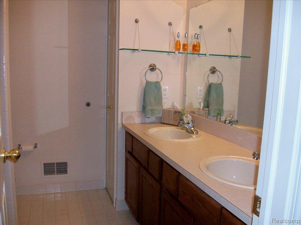 596 Dakota Court Rochester, MI 48307 - Photo 18 of 18 dakota main bath