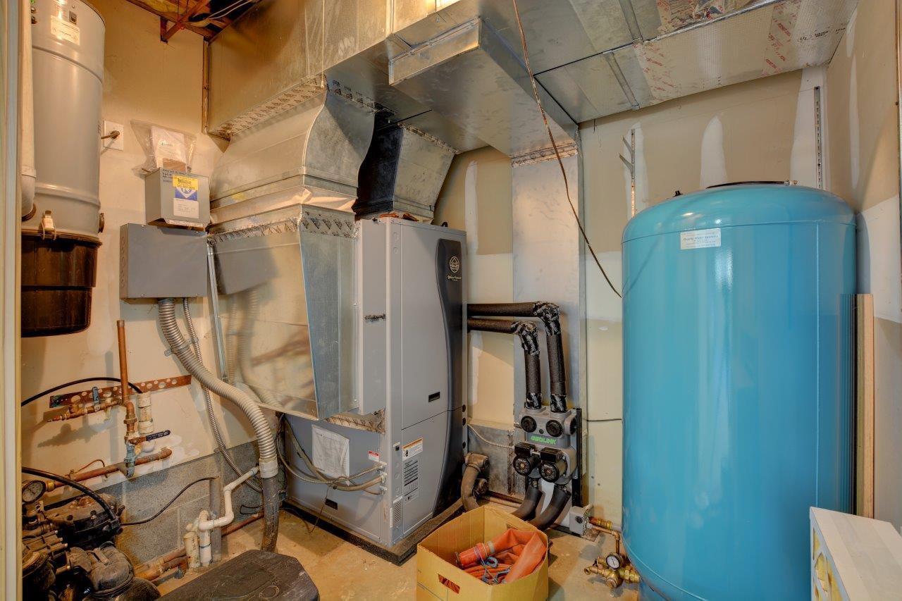 4400 Independence School Road Medford, OR 97501 - Photo 26 of 35 Garage Mechanical Room with Geothermal s