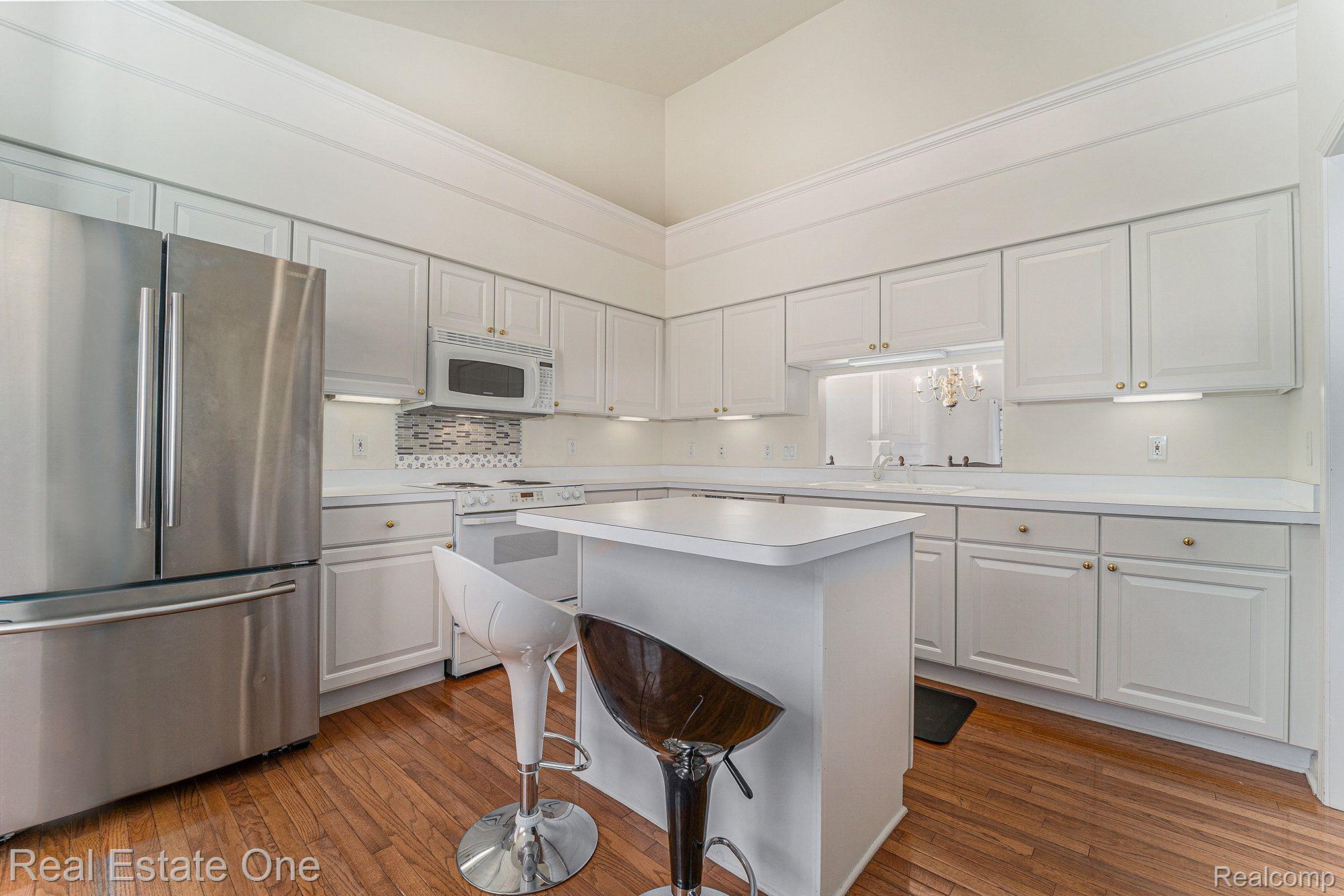 1689 Maple Creek Court Rochester, MI 48306 - Photo 10 of 25 BRIGHT KITCHEN!
