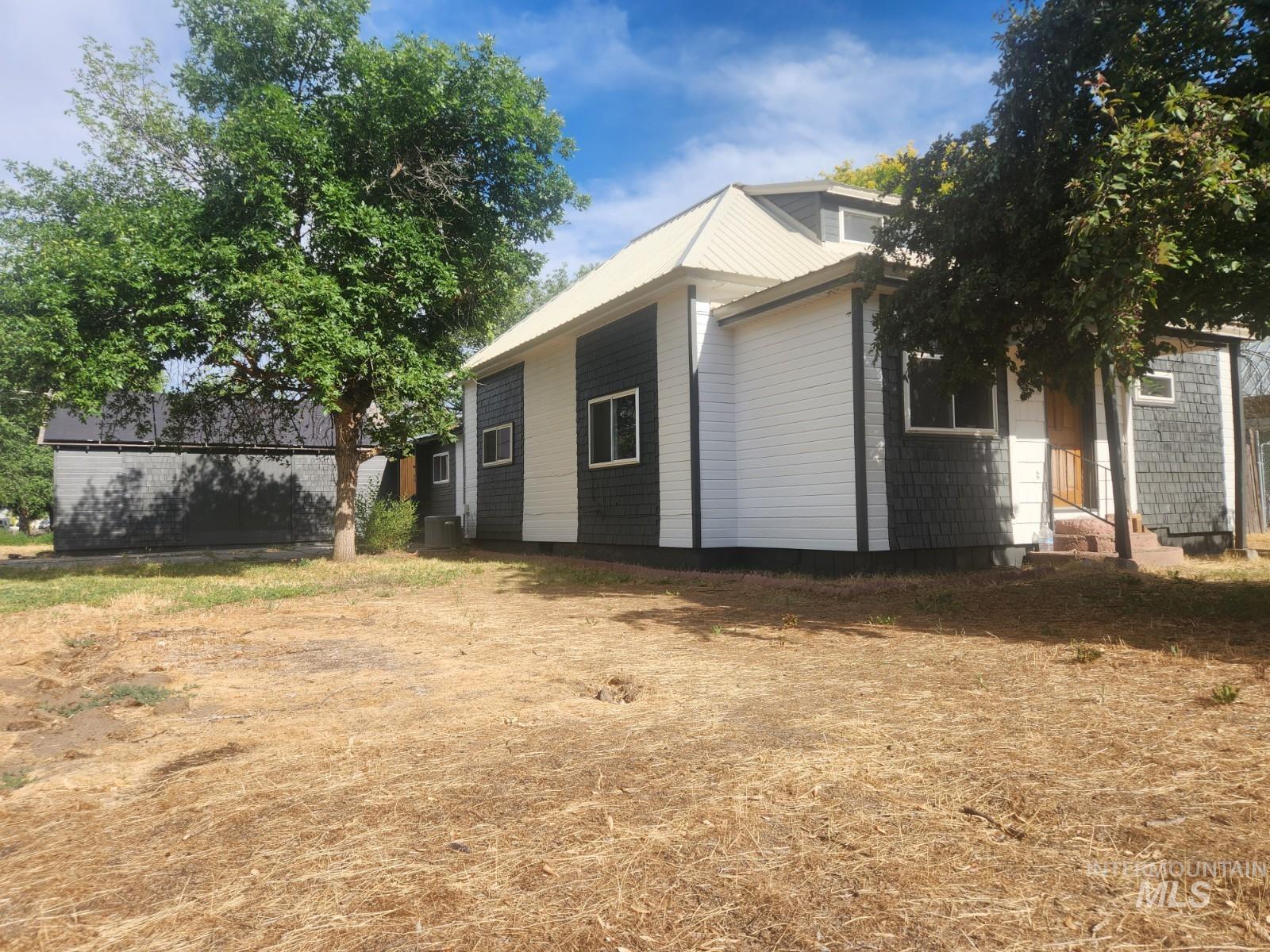 82 Northwest 3rd Street Ontario, OR 97914 - Photo 2 of 17