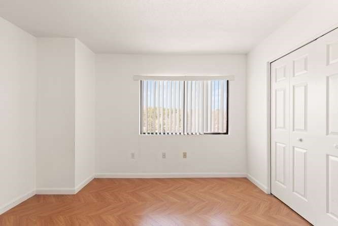 198 Locust Street, Unit 1702 Lynn, MA 01904 - Photo 13 of 26 an empty room with windows
