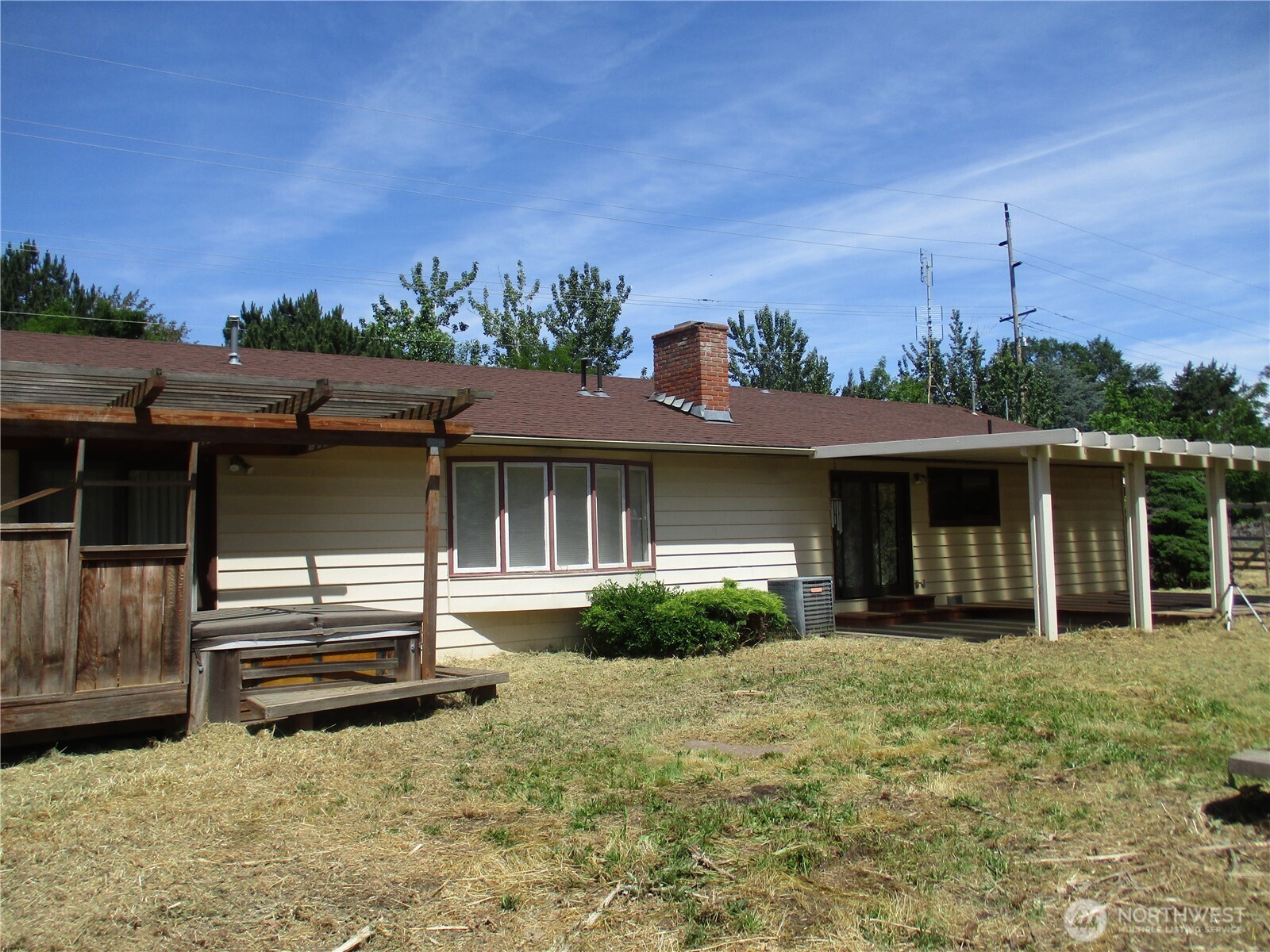 2499 Cottonwood Road Walla Walla, WA 99362 - Photo 5 of 19 a front view of a house with a yard