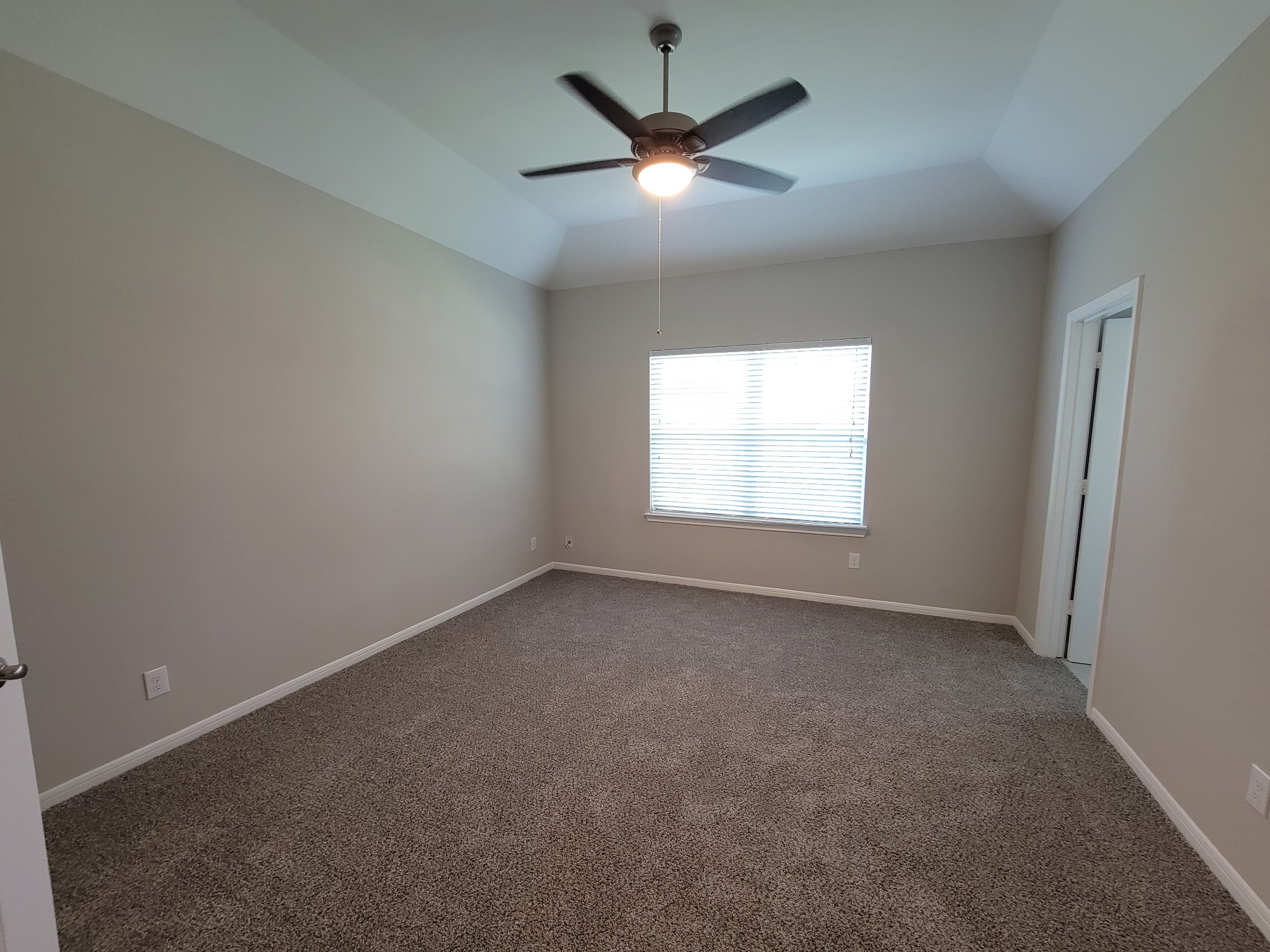 7486 Woo Street Pearland, TX 77584 - Photo 14 of 15 an empty room with a window and a fan