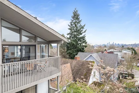 $599,950 | 4911 Fremont Avenue North, Unit 303, Seattle, WA 98103