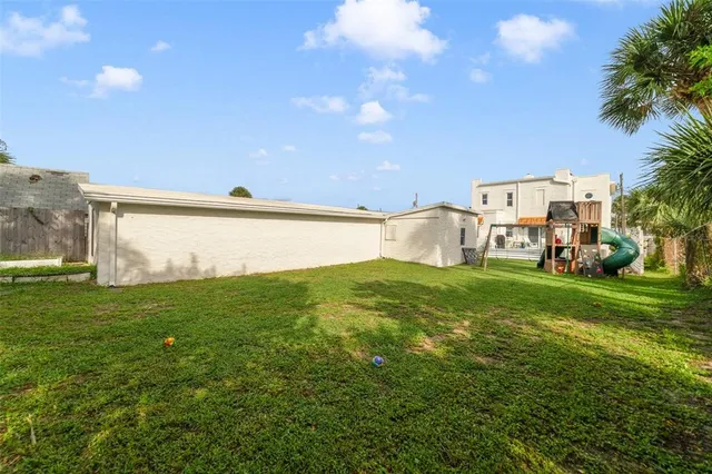 a view of a back yard