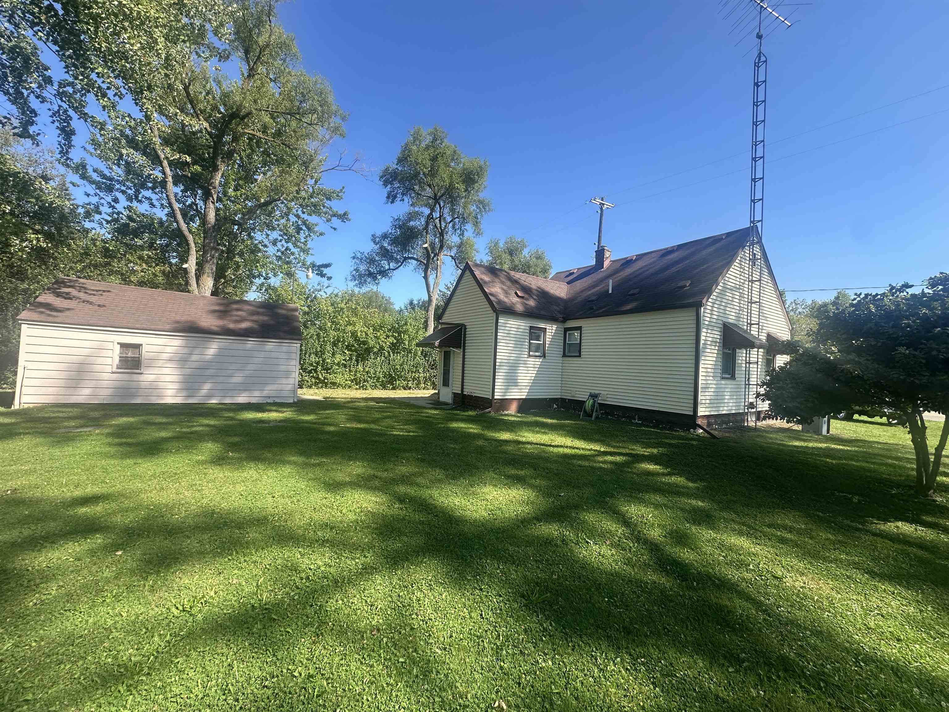 6485 North Clio Road Mount Morris, MI 48458 - Photo 4 of 18 50154717-748d61c0-d601-47c3-88b8-6cda2fca3df1.JPG