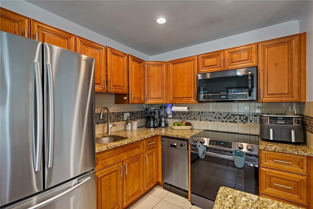 6129 Hogan Creek Road Margate, FL 33063 - Photo 10 of 31 Photo 10
