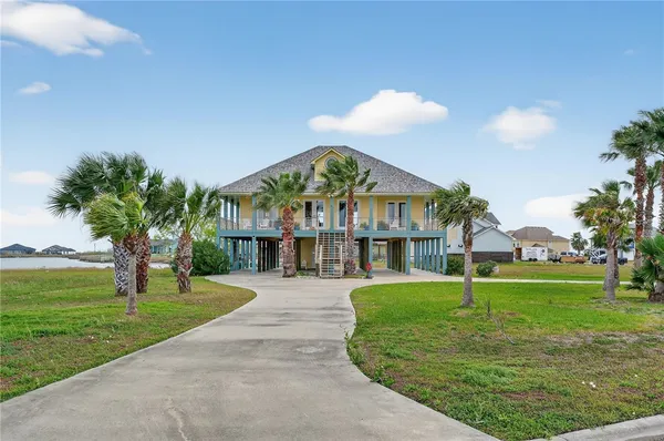 $850,000 | 33 Lake Shore Circle, Rockport, TX 78382