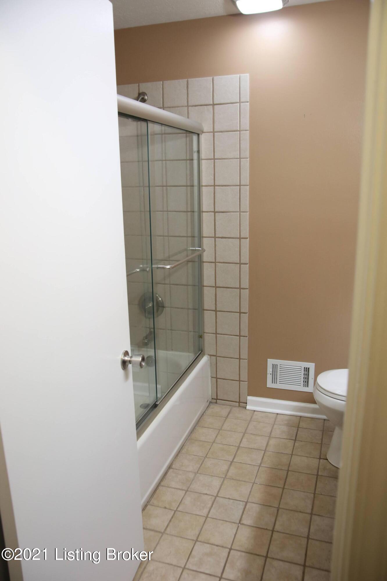 1552 Knight Road Louisville, KY 40216 - Photo 19 of 41 201A9303