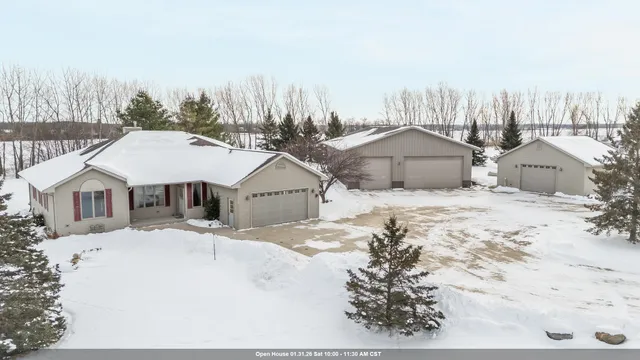 $695,000 | 4980 Broderick Road, Omro, WI 54963