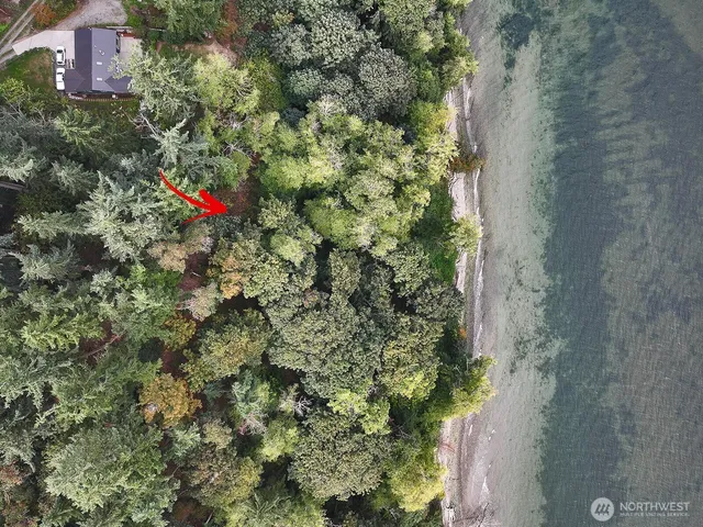 a view of a houses with a yard