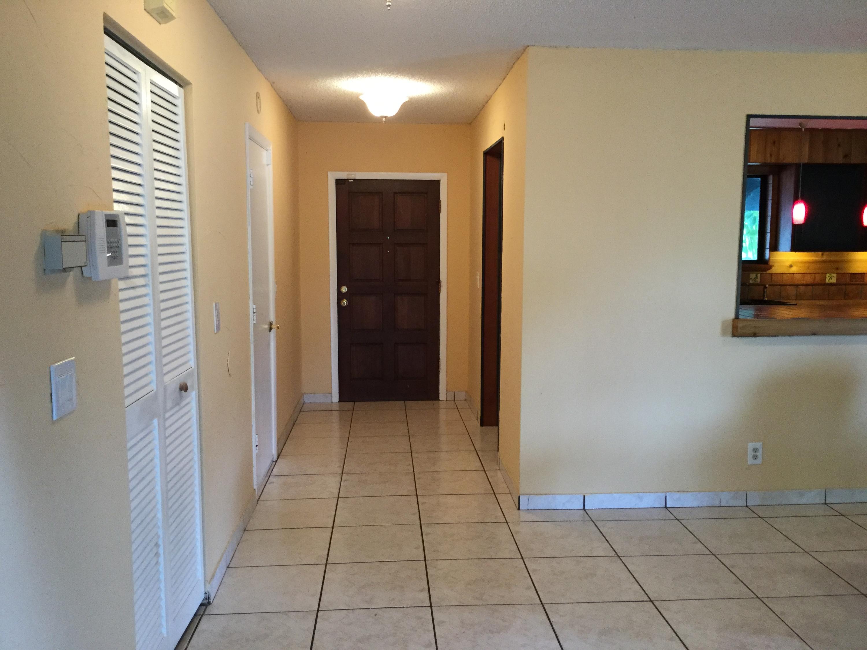 2465 Southridge Road Delray Beach, FL 33444 - Photo 9 of 30 Hallway to front door
