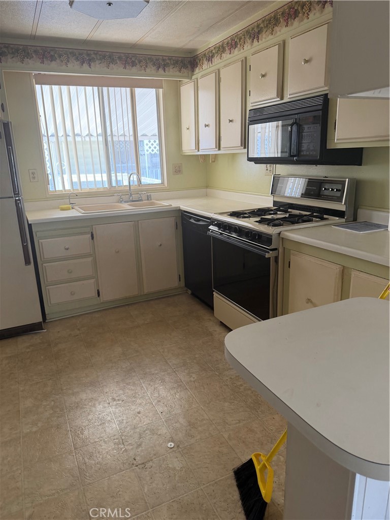 9391 California Avenue, Unit 13 Riverside, CA 92503 - Photo 4 of 11