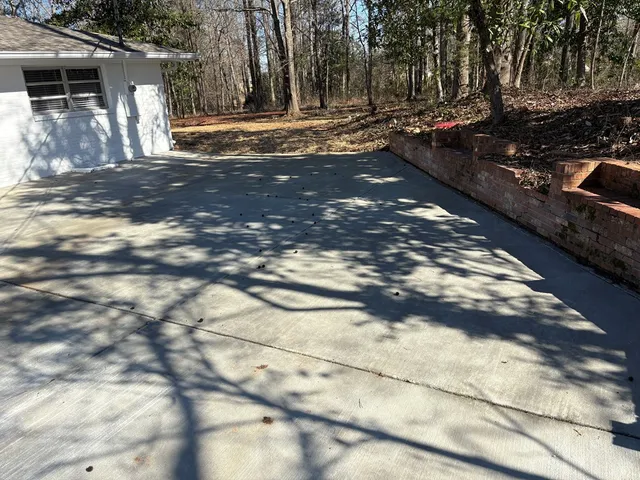 a view of a backyard