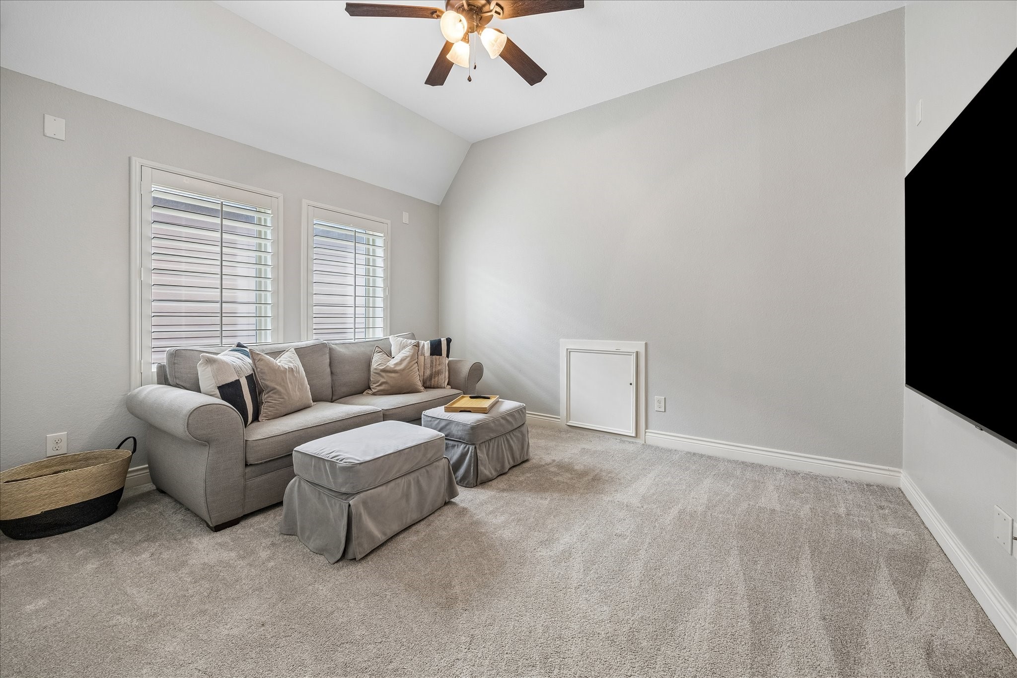1616 Hewitt Drive Houston, TX 77018 - Photo 22 of 44 Flexible upstairs living area creates the perfect space for a media room, playroom, or guest space.