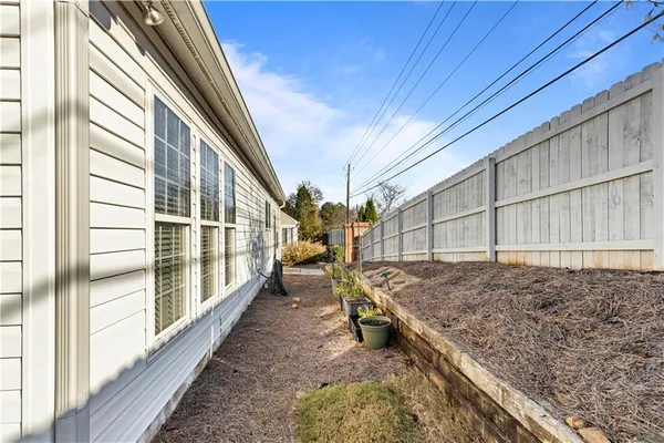 a view of a house with backyard