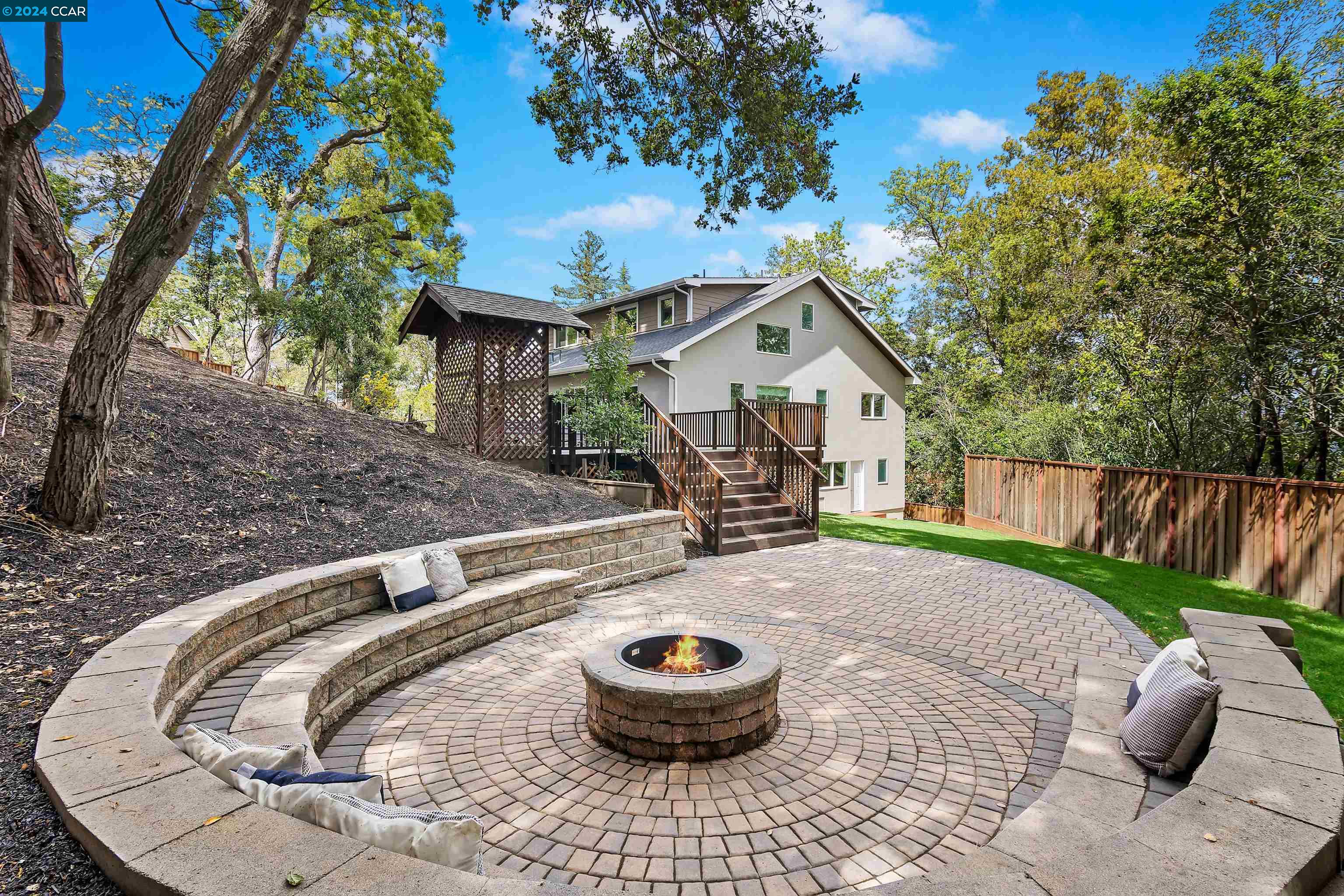 a view of a house with backyard