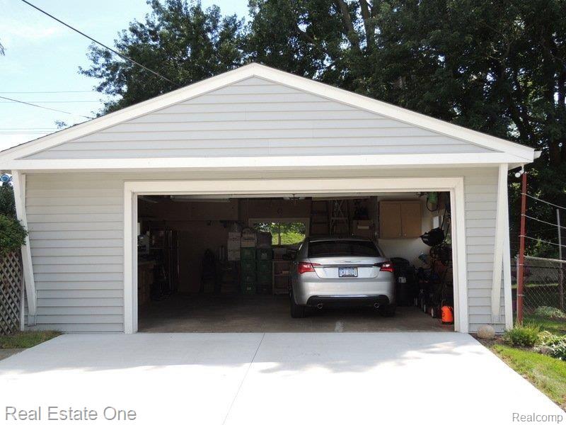283 North Hill Circle Rochester, MI 48307 - Photo 3 of 21 Garage