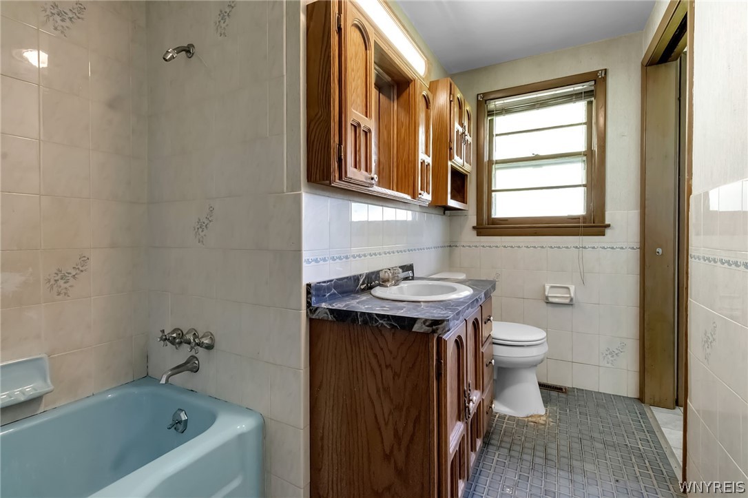 8130 Packard Road Niagara, NY 14304 - Photo 23 of 24 Bathroom