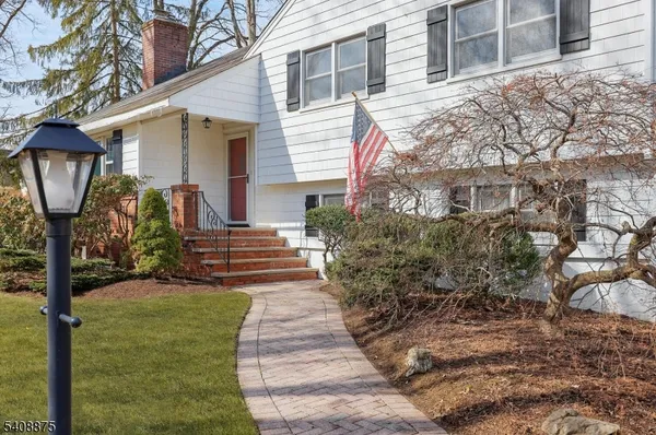 a view of a house with backyard and garden