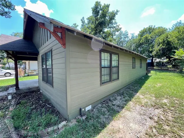 a view of a back yard of the house