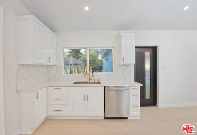 a view of a house with backyard and trees