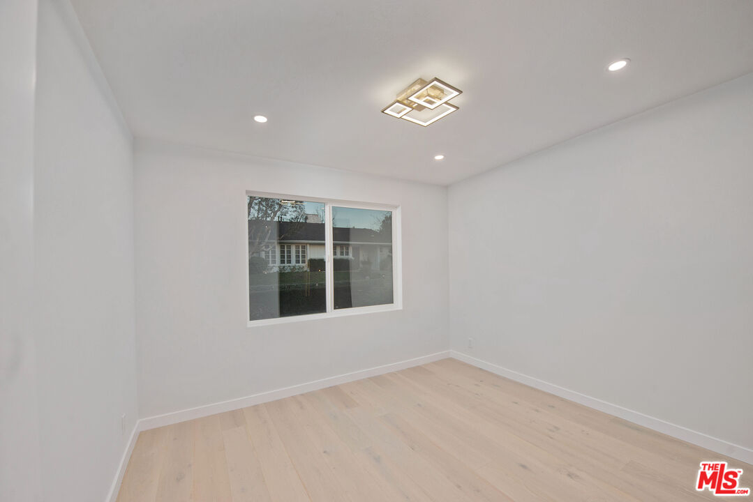 645 Walther Way Los Angeles, CA 90049 - Photo 38 of 40 a view of an empty room with a window